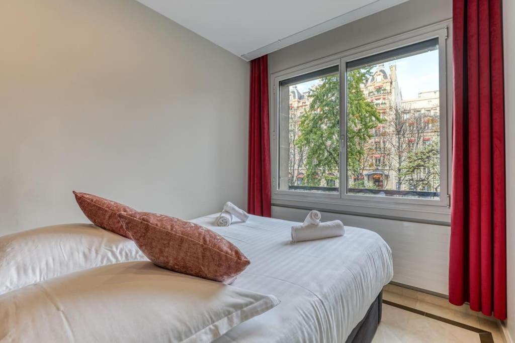 Montaigne Executive Suite Париж Экстерьер фото