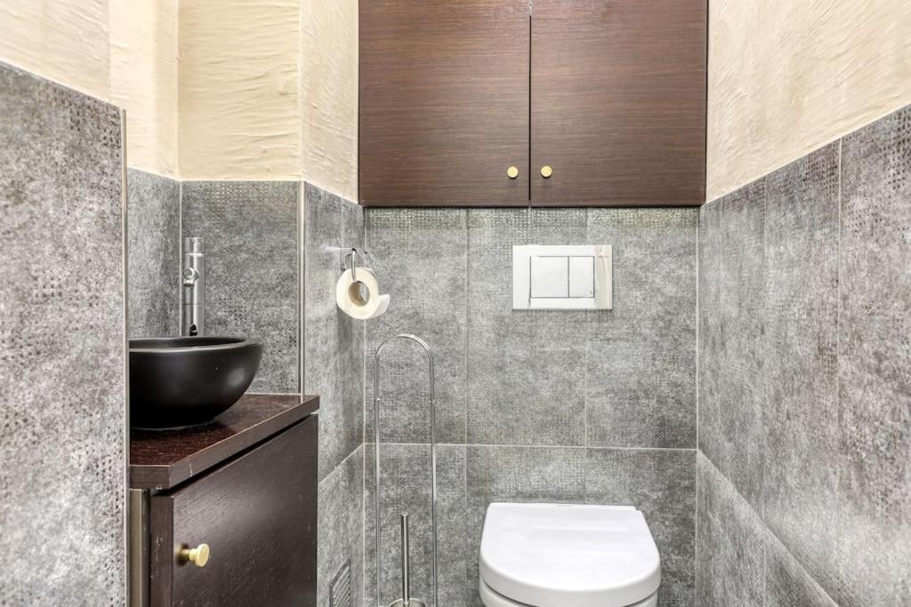 Montaigne Executive Suite Париж Экстерьер фото