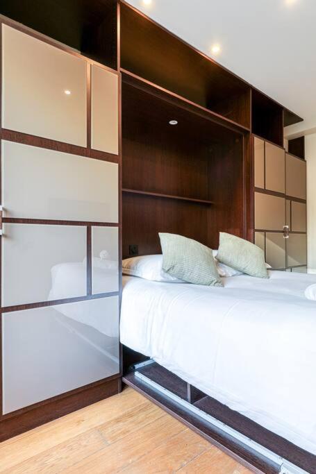 Montaigne Executive Suite Париж Экстерьер фото