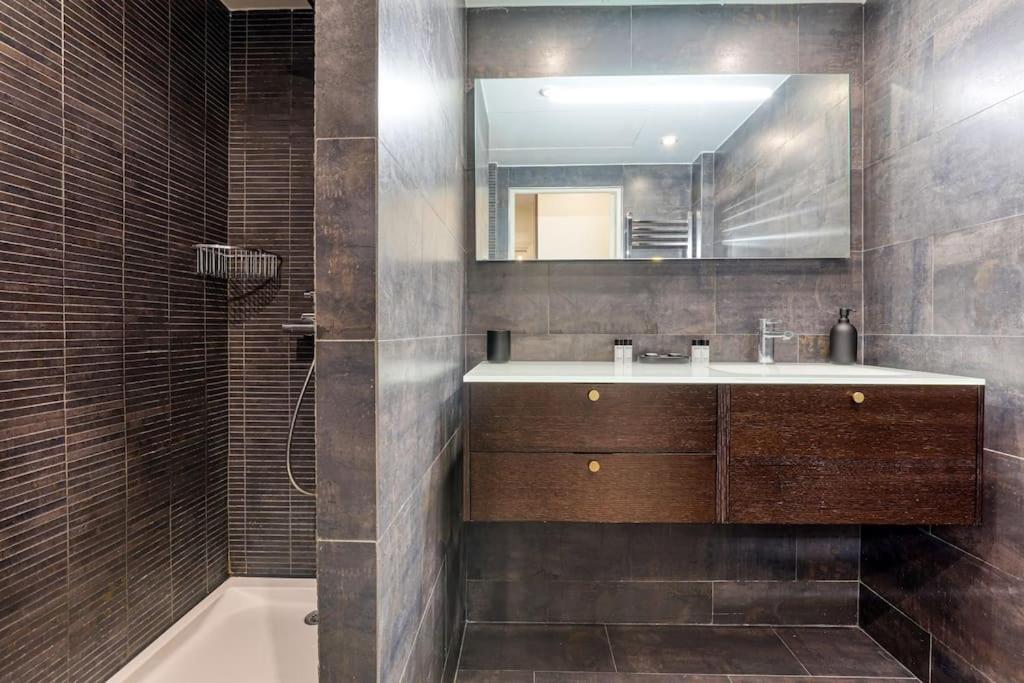 Montaigne Executive Suite Париж Экстерьер фото