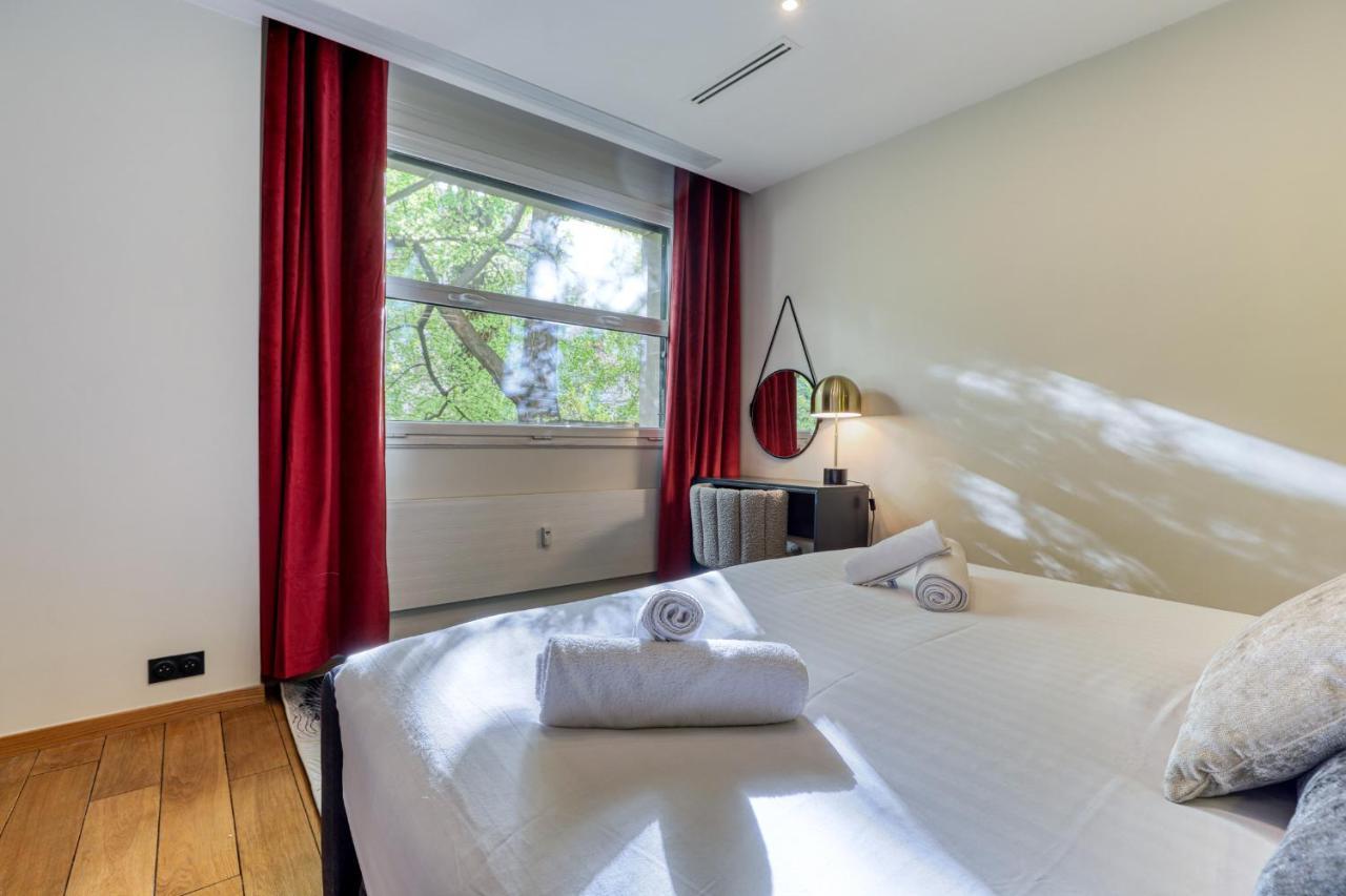 Montaigne Executive Suite Париж Экстерьер фото