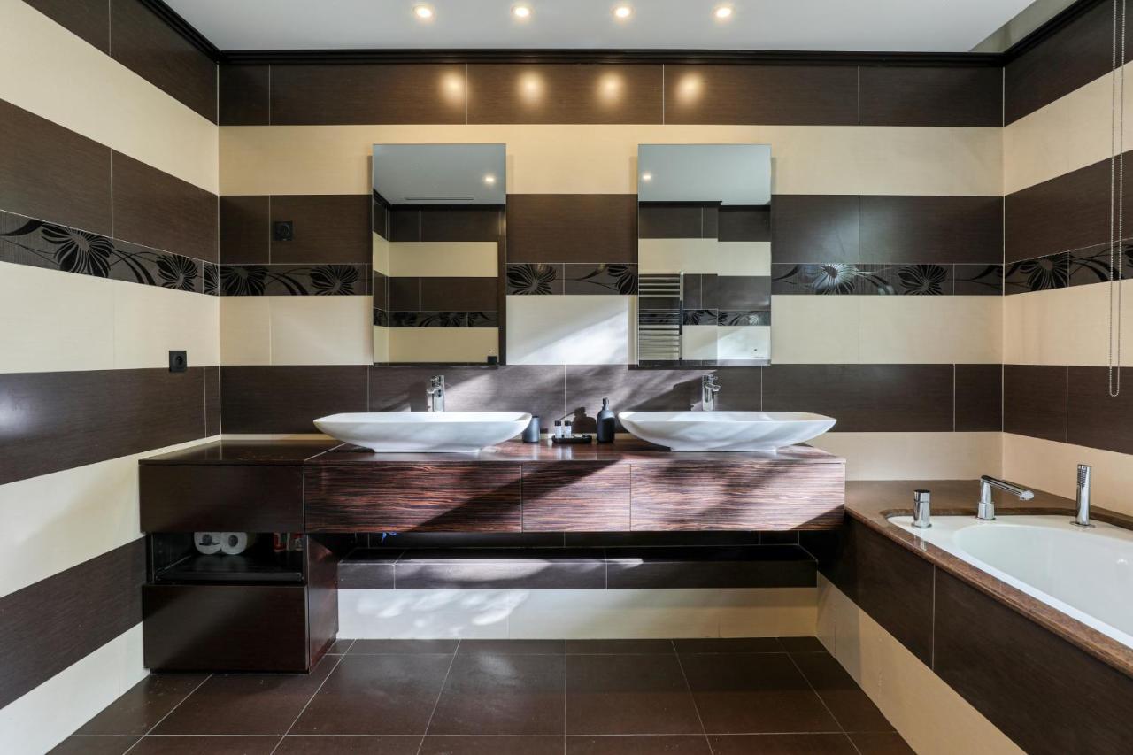 Montaigne Executive Suite Париж Экстерьер фото